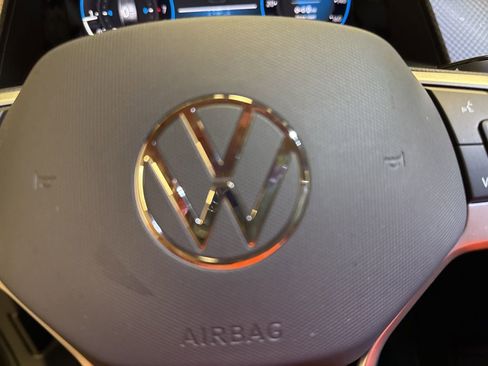 Used 2025 Volkswagen Atlas Peak Edition SE image 25