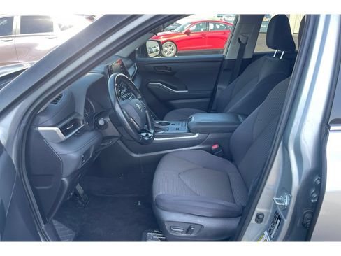 Used 2021 Toyota Highlander LE FWD image 11