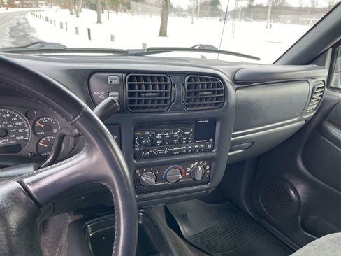 Used 2002 Chevrolet S10 Pickup LS w/ LS Preferred Equipment Group AWD/4WD image 11