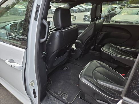 Used 2025 Chrysler Pacifica Limited FWD image 15