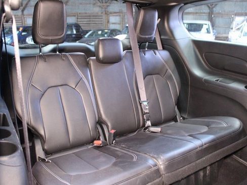 Used 2025 Chrysler Pacifica Select image 14