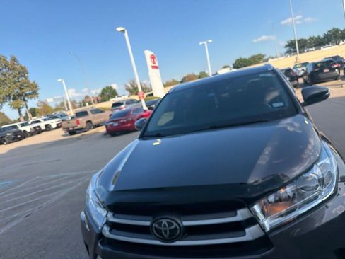 Used 2019 Toyota Highlander XLE FWD image 2