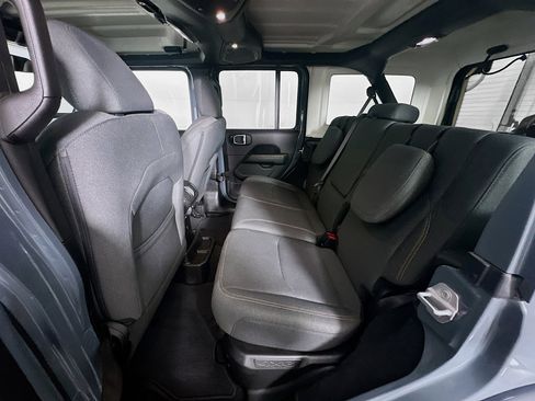 Used 2025 Jeep Wrangler Sahara image 27