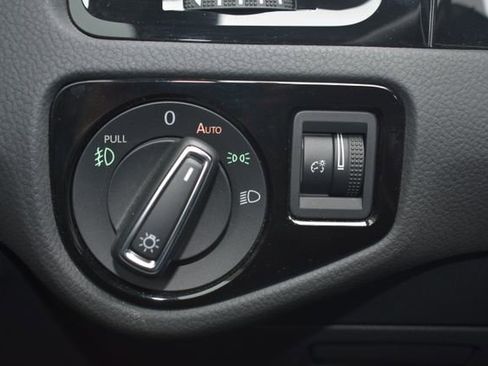 Used 2018 Volkswagen GTI SE w/ SE Leather Package image 19