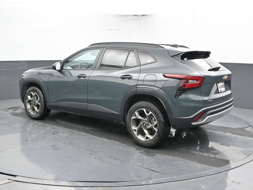 Used 2025 Chevrolet Trax LT FWD image 9