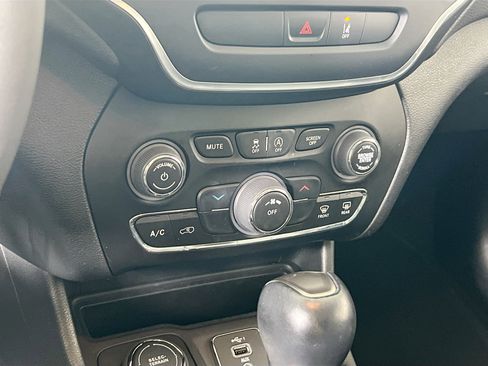 Used 2022 Jeep Cherokee Latitude w/ Sun & Sound Group image 15