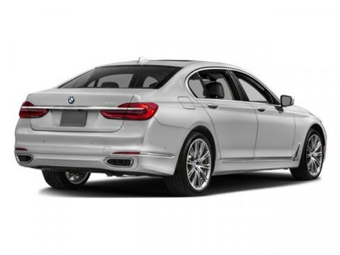 Used 2018 BMW 740i image 2
