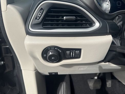 Used 2023 Chrysler Pacifica Touring-L image 12