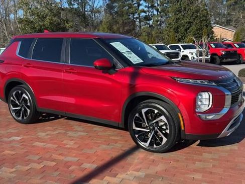 Used 2023 Mitsubishi Outlander SE image 4