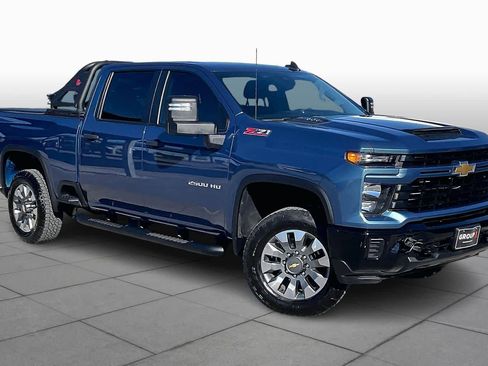 Used 2025 Chevrolet Silverado 2500 Custom w/ Custom Convenience Package image 3