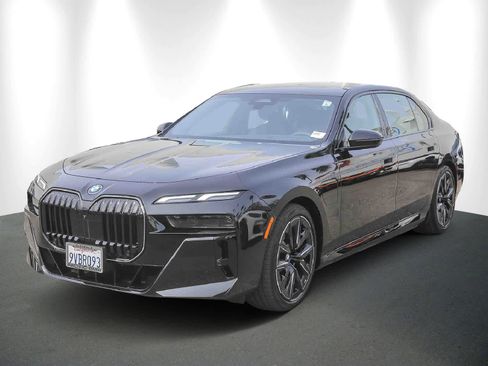 Used 2025 BMW 750e xDrive w/ Premium Package image 3