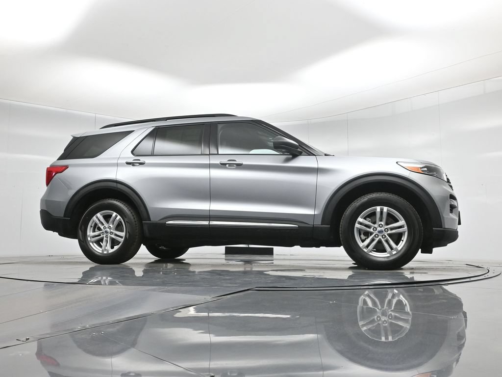 Used 2024 Ford Explorer XLT w/ Equipment Group 202A AWD/4WD image 4