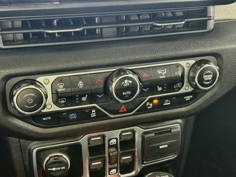 Used 2024 Jeep Wrangler Unlimited image 18