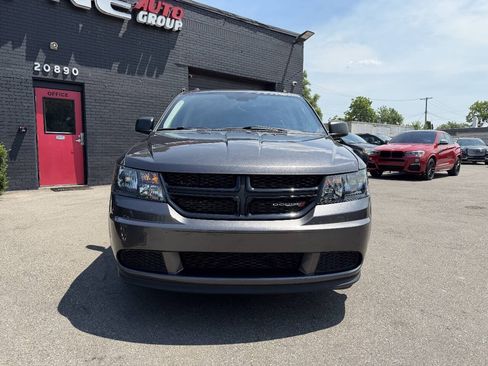 Used 2018 Dodge Journey SE w/ Connectivity Group FWD image 2