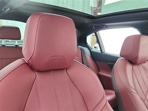 Used 2025 BMW 540i xDrive w/ Executive Package image 23