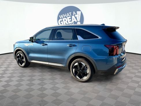 Certified 2025 Kia Sorento EX image 4