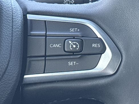 Used 2022 Jeep Compass Latitude FWD image 28