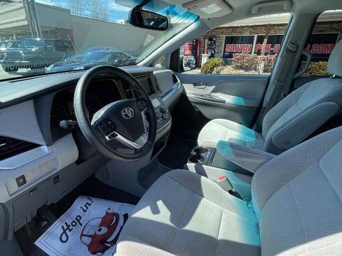 Used 2017 Toyota Sienna LE image 12