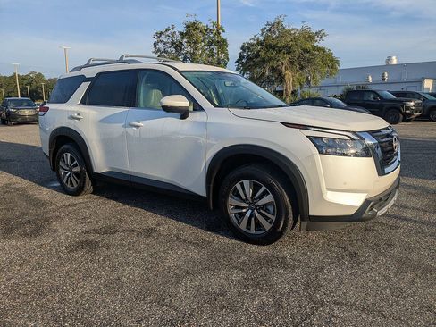Used 2025 Nissan Pathfinder SL FWD image 2