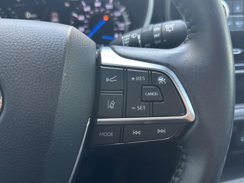 Used 2021 Toyota Highlander XLE FWD image 21