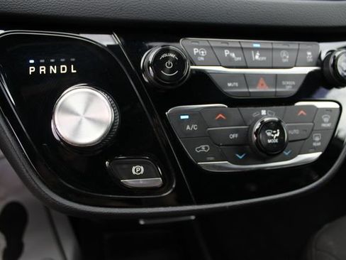 Used 2020 Chrysler Pacifica Touring w/ Advanced Safetytec Group FWD image 18