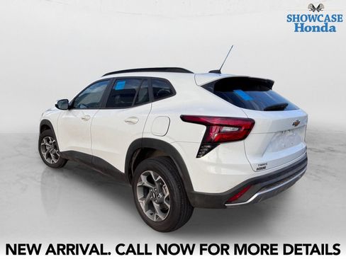 Used 2026 Chevrolet Trax LT w/ LT Convenience Package FWD image 4