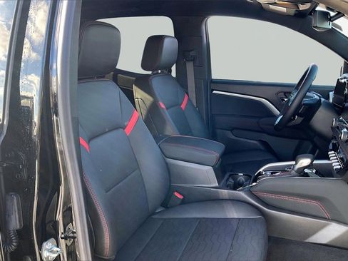 Used 2025 Chevrolet Colorado Z71 w/ Technology Package image 30