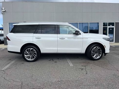 Used 2025 Lincoln Navigator Reserve AWD/4WD image 3