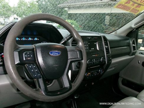 Used 2017 Ford F250 XL w/ Power Equipment Group AWD/4WD image 9