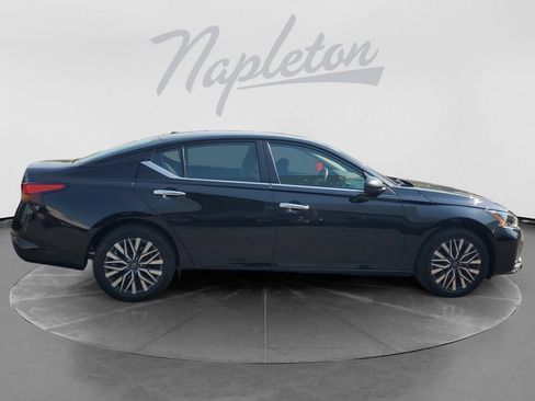 Used 2025 Nissan Altima 2.5 SV FWD image 9