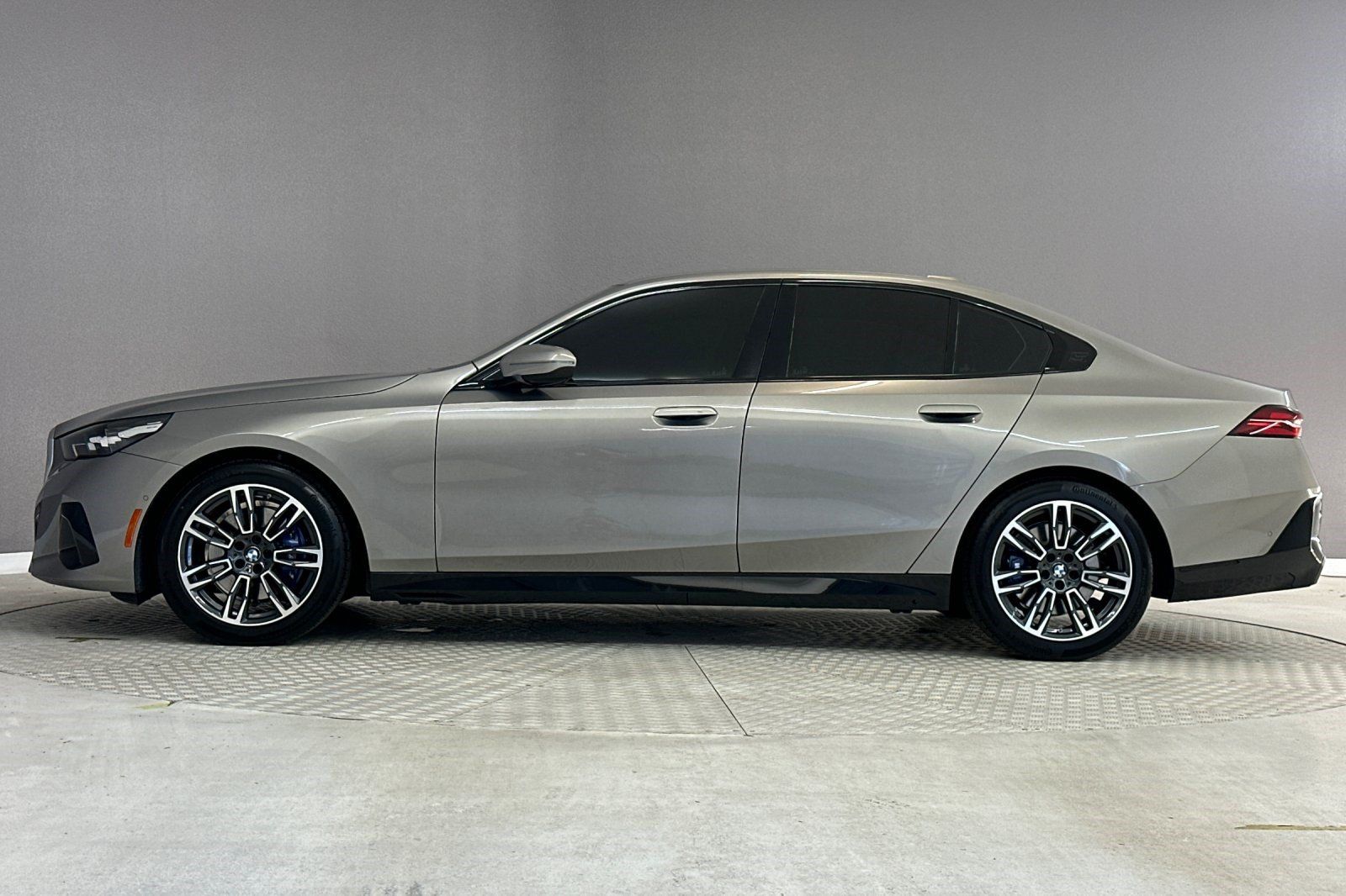 Used 2024 BMW 530i w/ M Sport Package RWD image 2