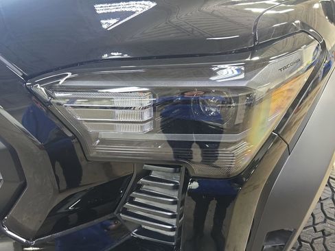 Used 2025 Toyota Tacoma TRD Off-Road w/ TRD Off Road Premium Package image 32