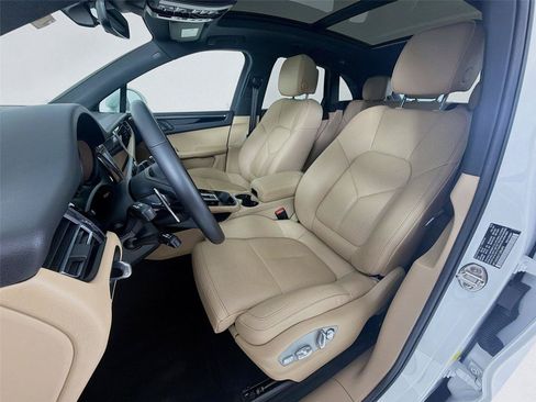 Certified 2026 Porsche Macan AWD/4WD image 5