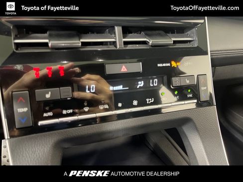 Used 2022 Toyota Avalon XSE FWD image 31