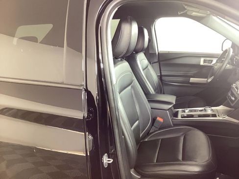 Used 2022 Ford Explorer XLT w/ Equipment Group 202A image 8