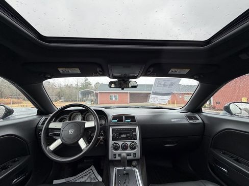 Used 2010 Dodge Challenger SE image 15