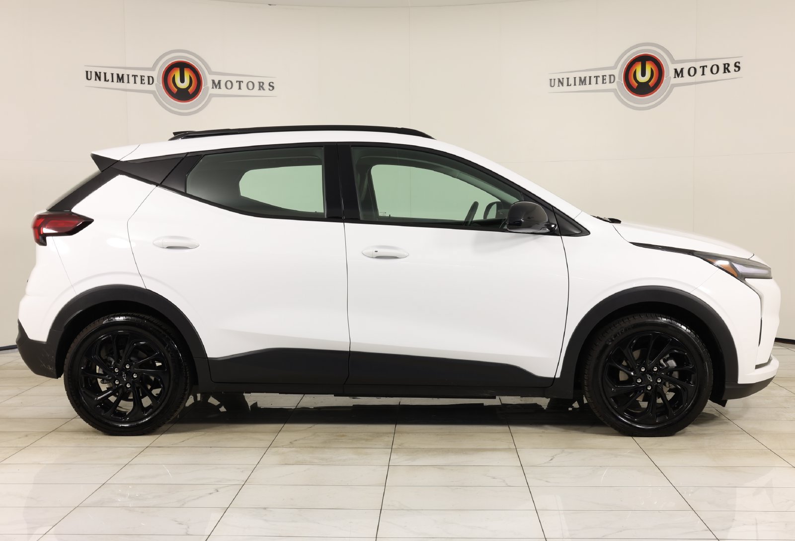 Used 2027 Chevrolet Bolt RS FWD image 2