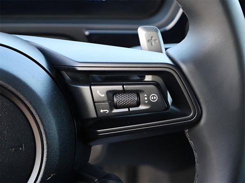 Used 2025 Porsche Cayenne w/ Premium Package image 29