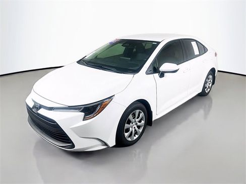 Used 2025 Toyota Corolla LE image 3