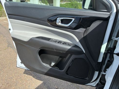 Used 2025 Jeep Compass Limited image 18