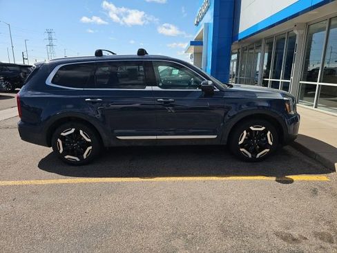 Used 2025 Kia Telluride S image 2