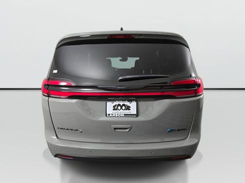 Used 2023 Chrysler Pacifica Limited w/ Uconnect Theater Family Group FWD image 4