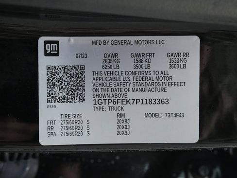 Used 2023 GMC Canyon Denali w/ Denali Black Edition image 11