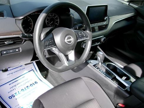 Used 2024 Nissan Altima 2.5 SV FWD image 12