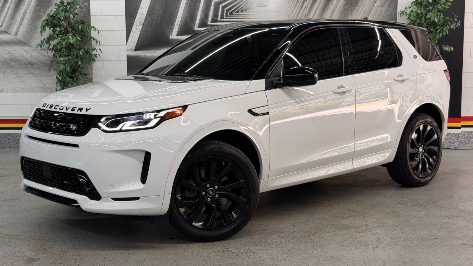 Used 2023 Land Rover Discovery Sport SE R-Dynamic AWD/4WD image 3