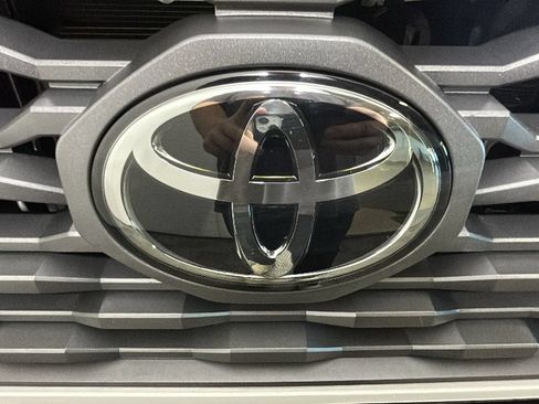 Used 2021 Toyota Tacoma TRD Off-Road AWD/4WD image 10