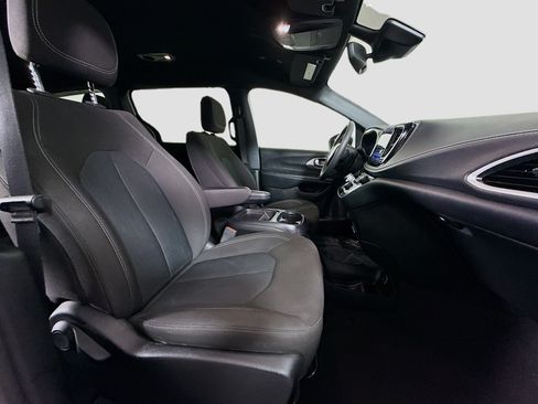 Used 2023 Chrysler Pacifica Touring FWD image 29