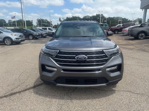 Used 2022 Ford Explorer XLT w/ Equipment Group 202A AWD/4WD image 2