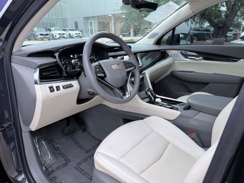 Used 2022 Cadillac XT6 Premium Luxury w/ Technology Package FWD image 11