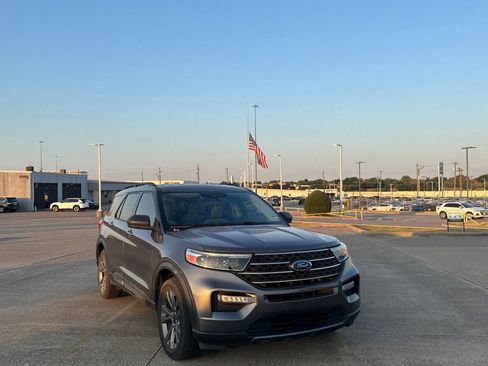 Used 2021 Ford Explorer XLT w/ Equipment Group 202A RWD image 3